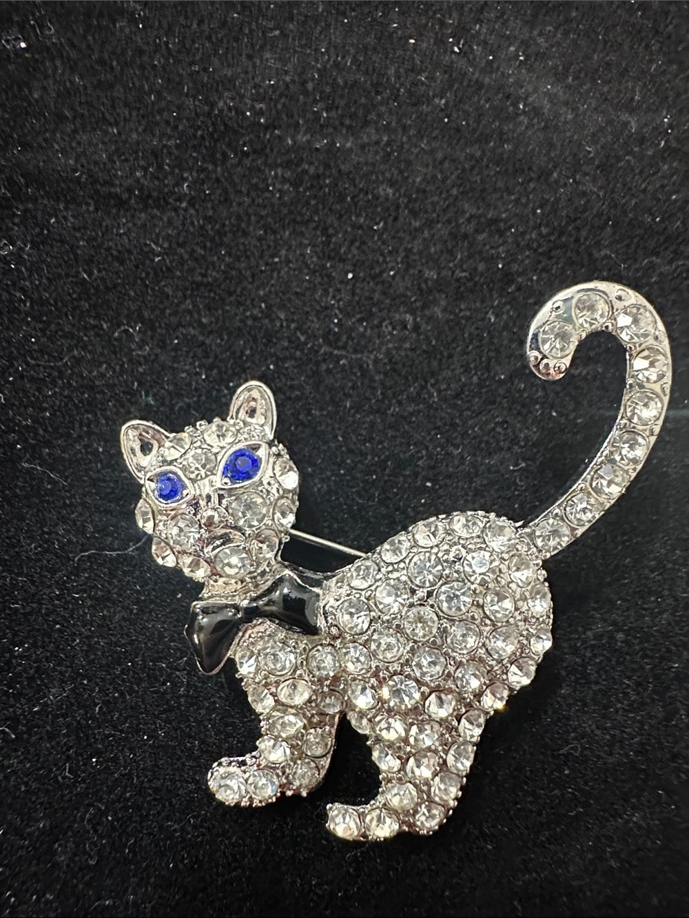 389 - Crystal Cat Brooch - Silver tone  with Blue Eyes
